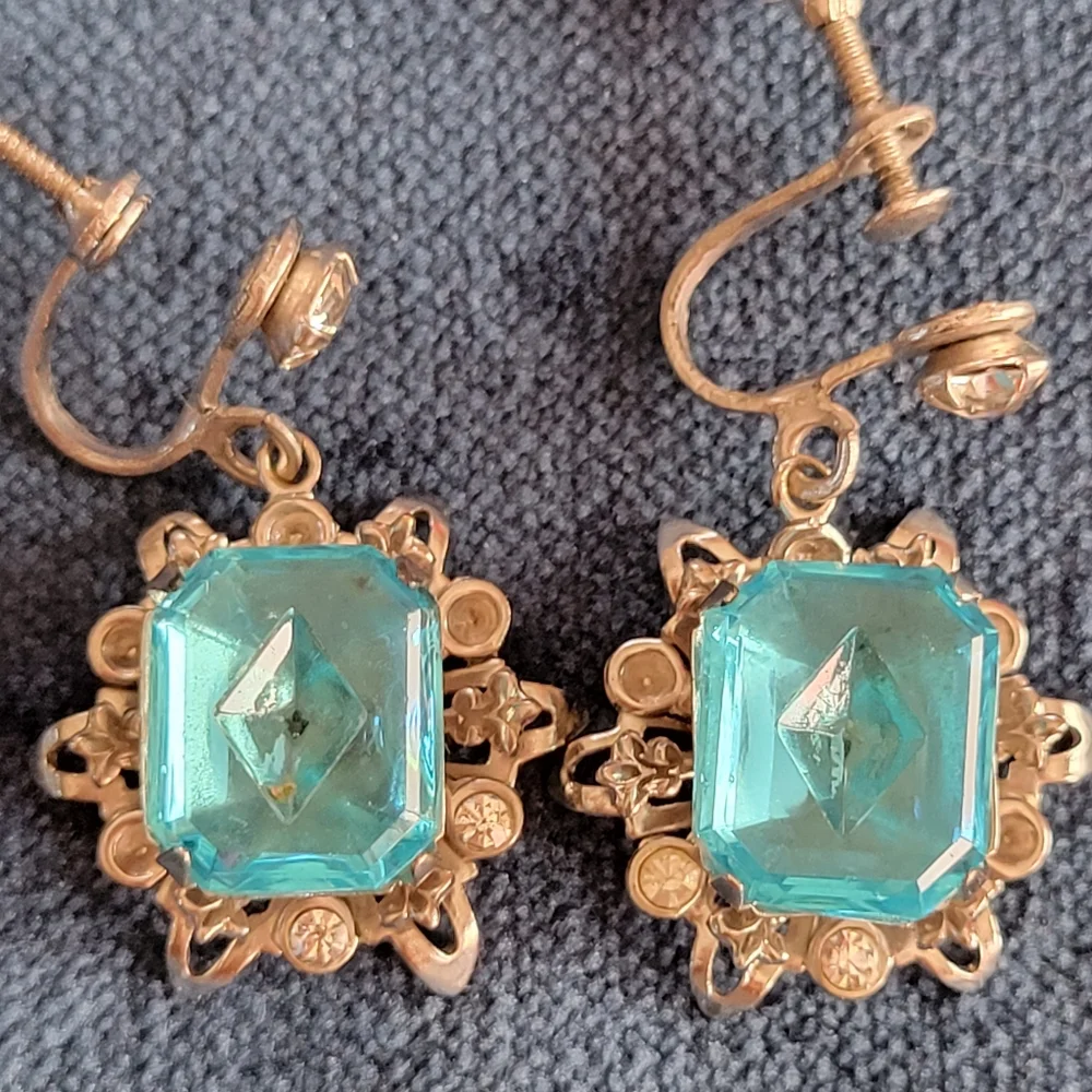 Lovely Vintage Screw-Back Earrings ~ Aquamarine Color ~ Very Pretty!
